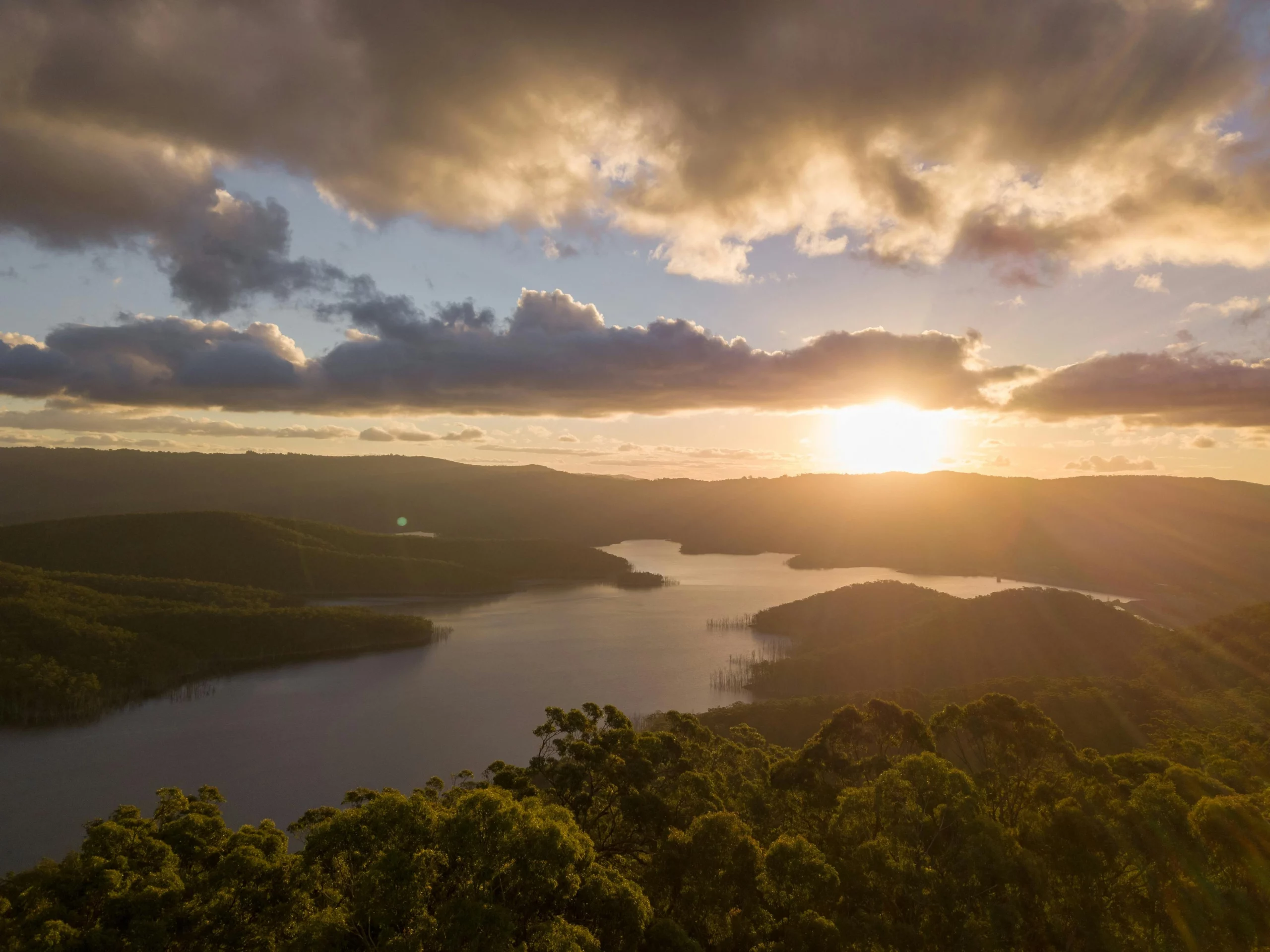 Paysage de couché de soleil sur un lac