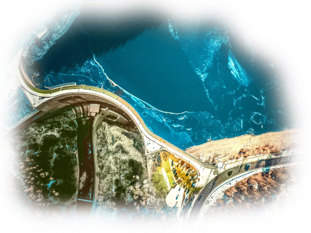 montage en transparence d'une vue zénithale d'un barrage hydraulique. On distingue l'eau retenue d'une part, d'un bleu presque turquoise et de l'autre coté la route et la nature presque dorées